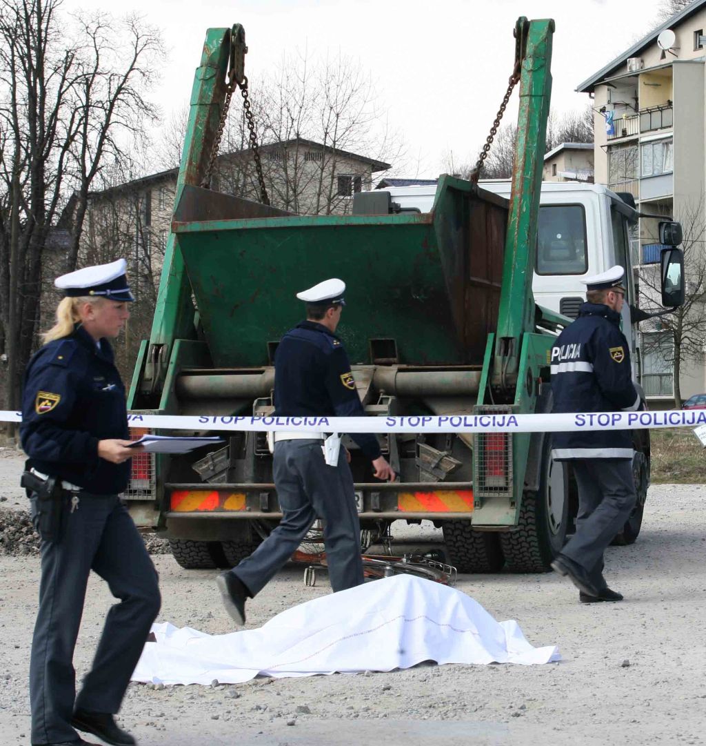 Do smrti zbil kolesarja