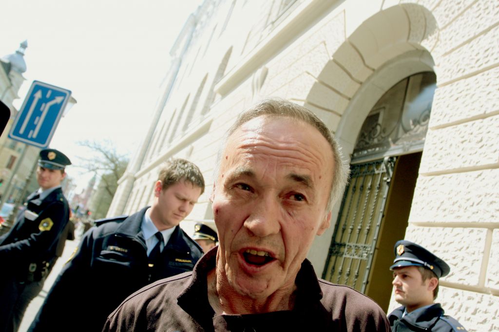 FOTO: Strojanovi zanetili pretep pred sodno dvorano