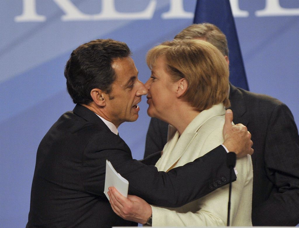 Sarkozy poljubil Michelle, Obama Carlo