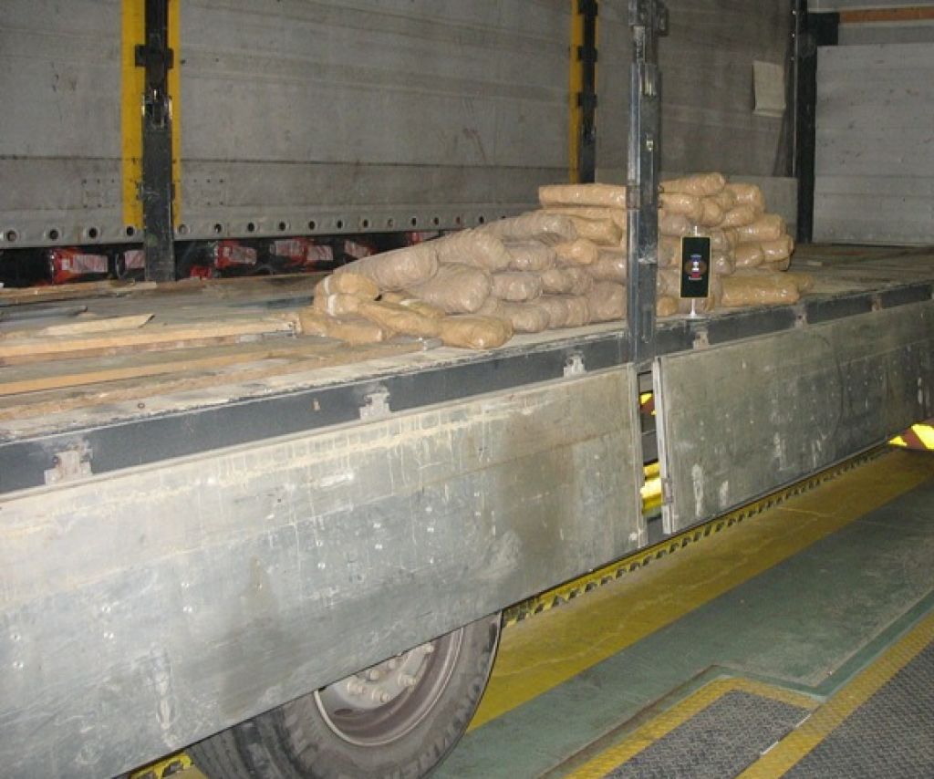 FOTO: Na Obrežju zasegli 128 kilogramov marihuane