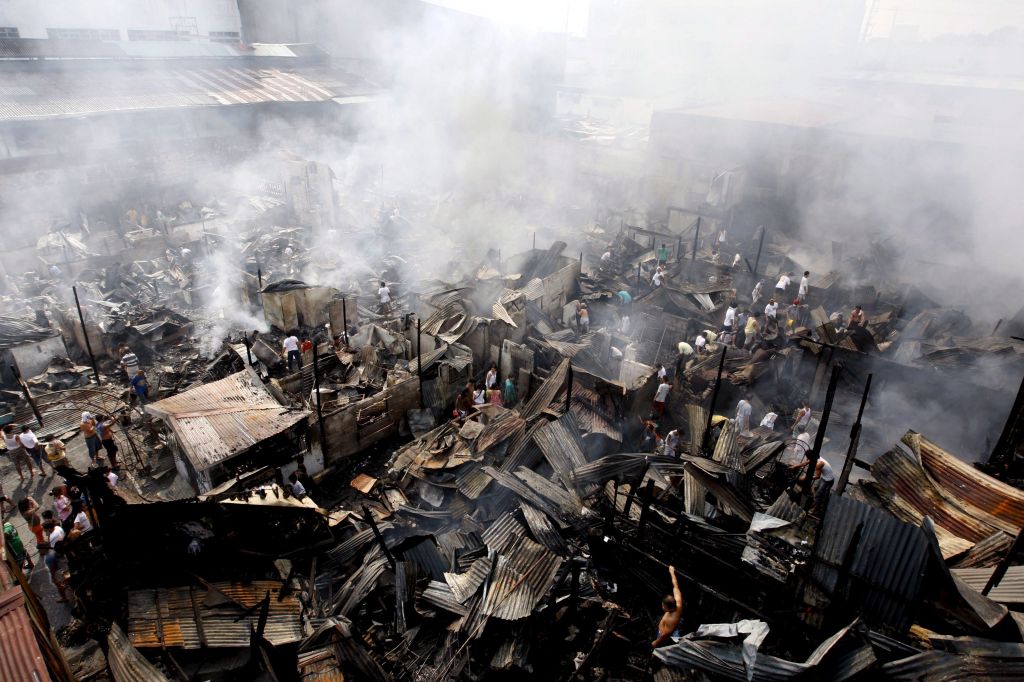 FOTO: Zaradi požara brez domov ostalo 300 družin
