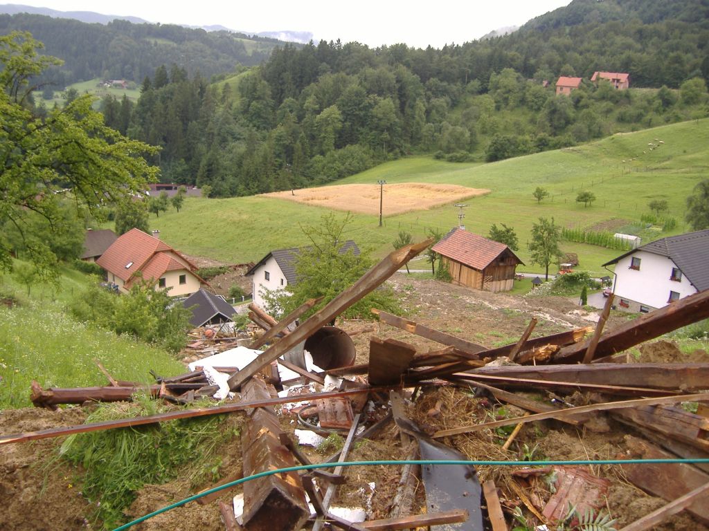Zaradi plazeče se zemlje so izselili enaindvajset ljudi