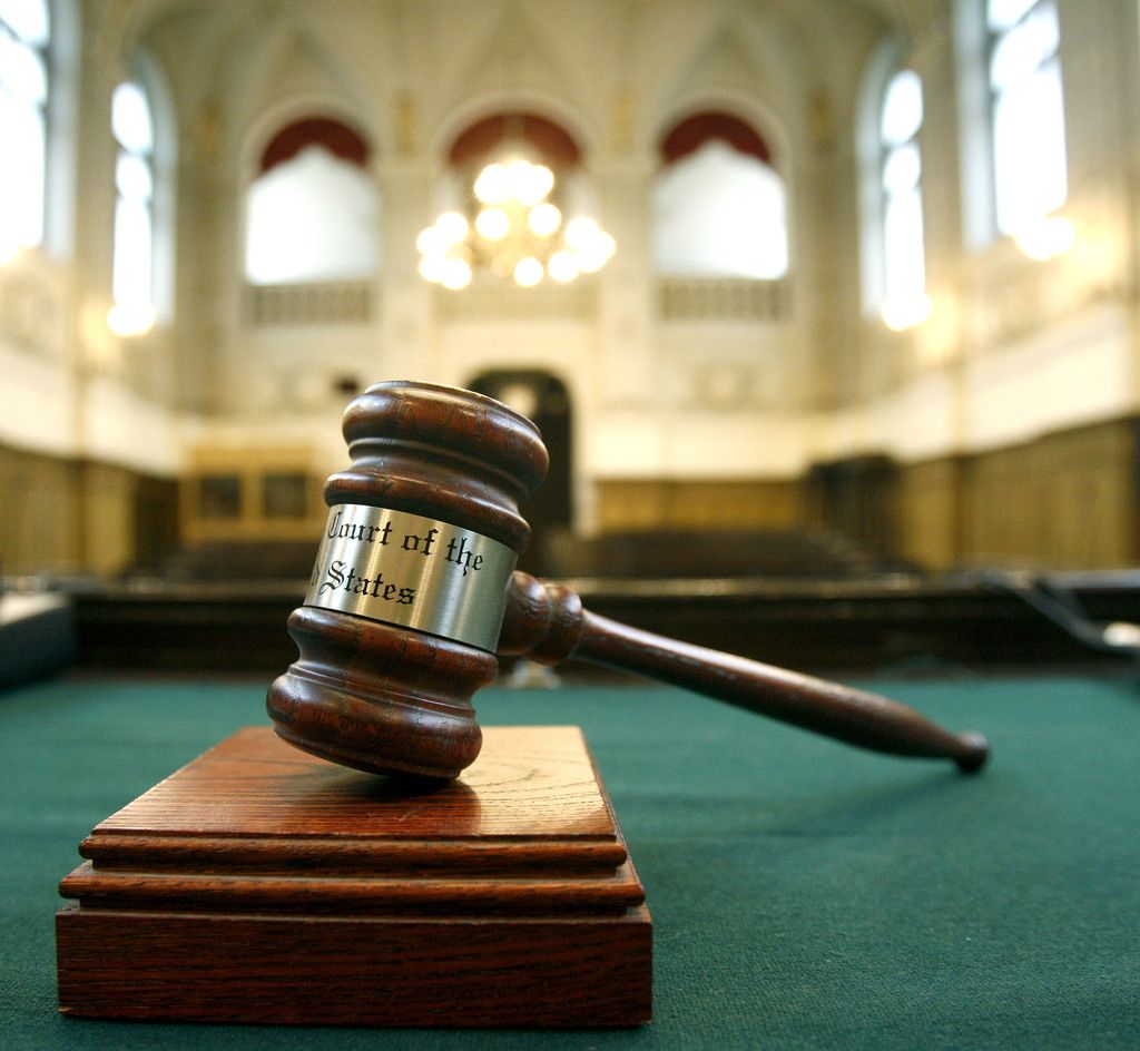 Ustavno sodišče zaustavilo referendum o sodniških plačah
