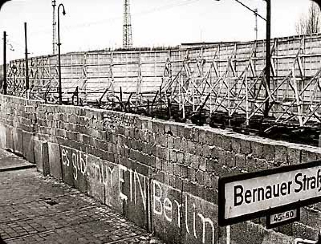 Eden od sedmih Nemcev si želi nov berlinski zid