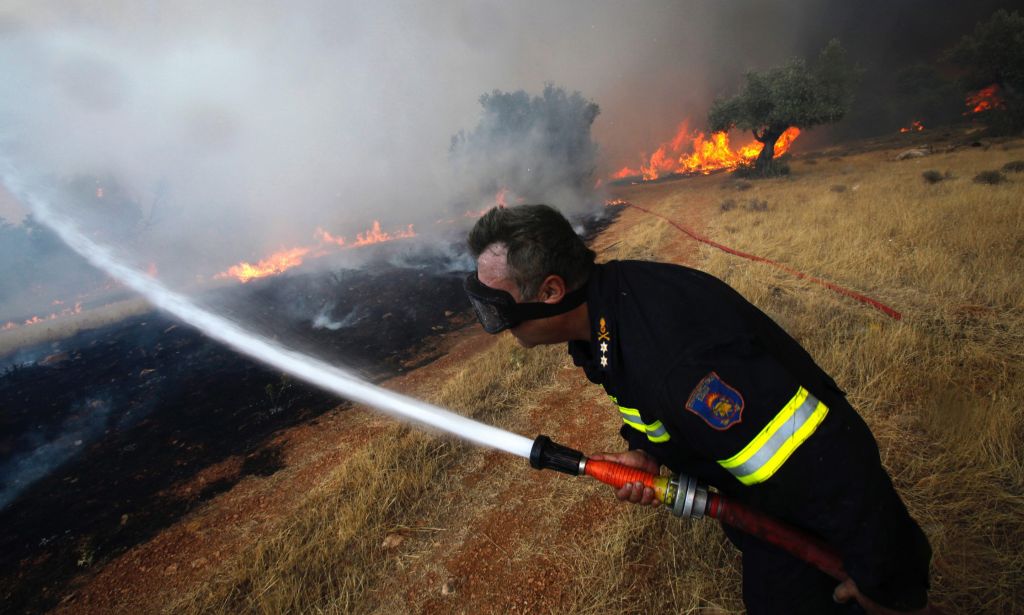 Gasilci le zajezili požar v bližini Aten