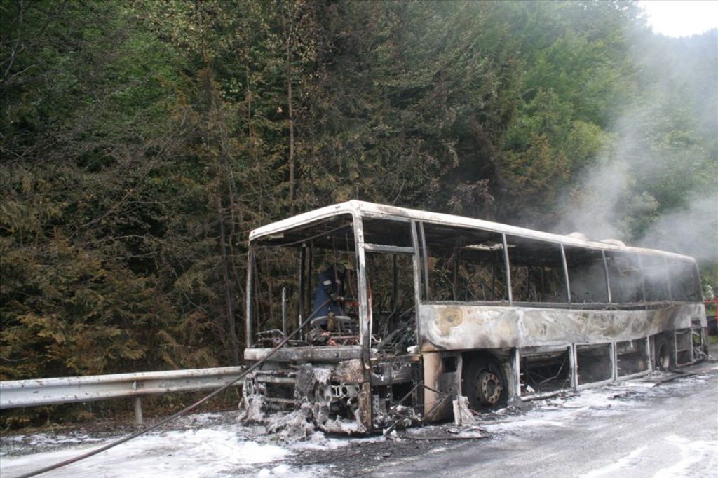 Na hitri cesti Podnanos-Razdrto zgorel avtobus