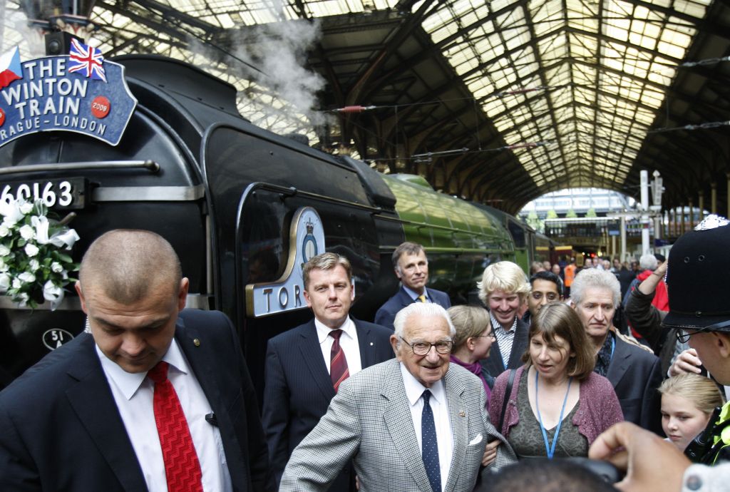 »Britanski Schindler« pričakal vlak svobode