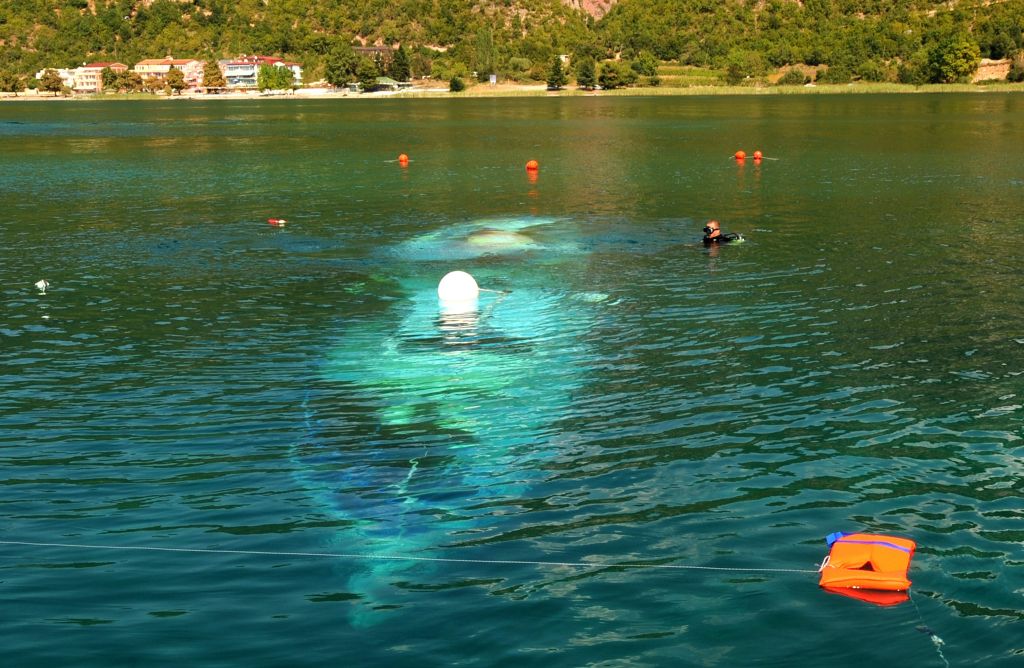 Ladja v Ohridskem jezeru potonila zaradi preobremenjenosti