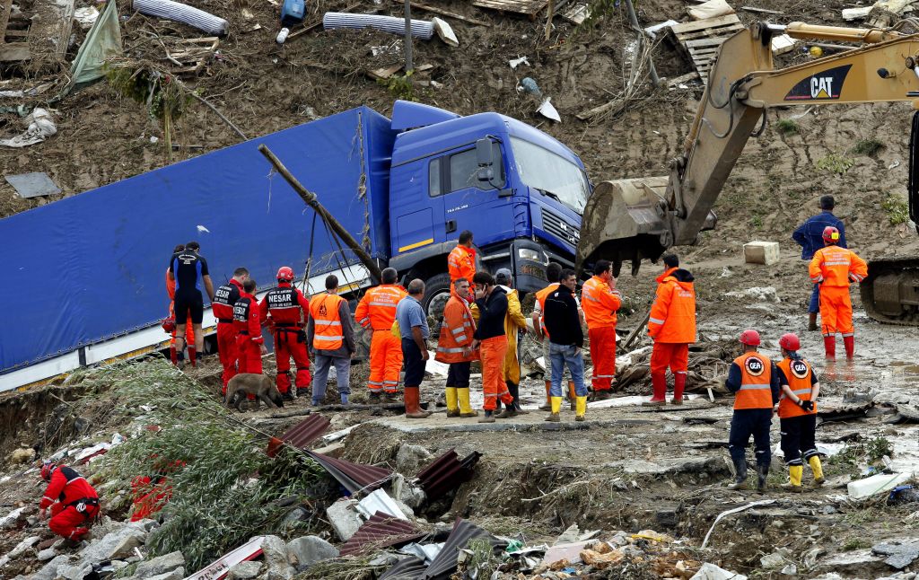 FOTO: V poplavah v Turčiji umrlo že 32 ljudi