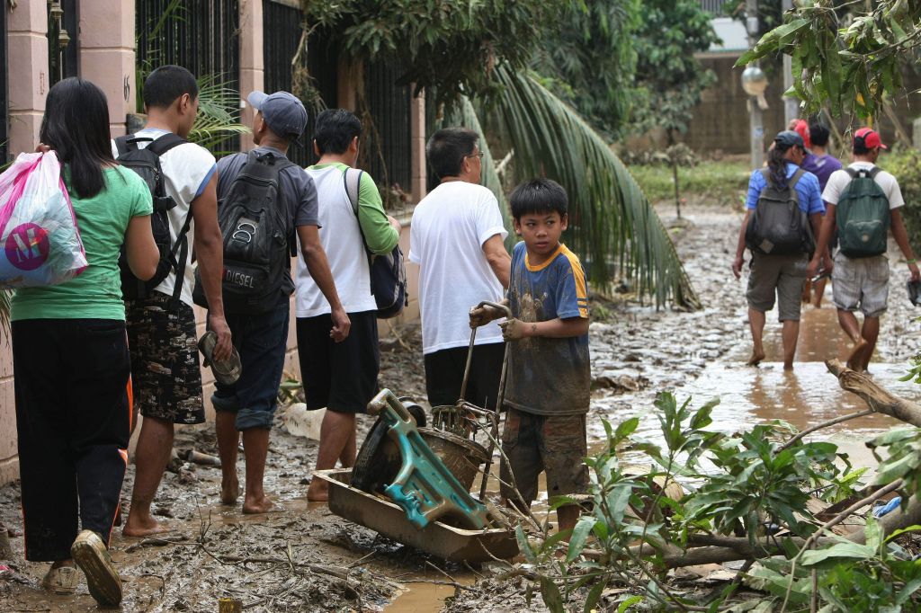 FOTO: Število žrtev po poplavah narašča