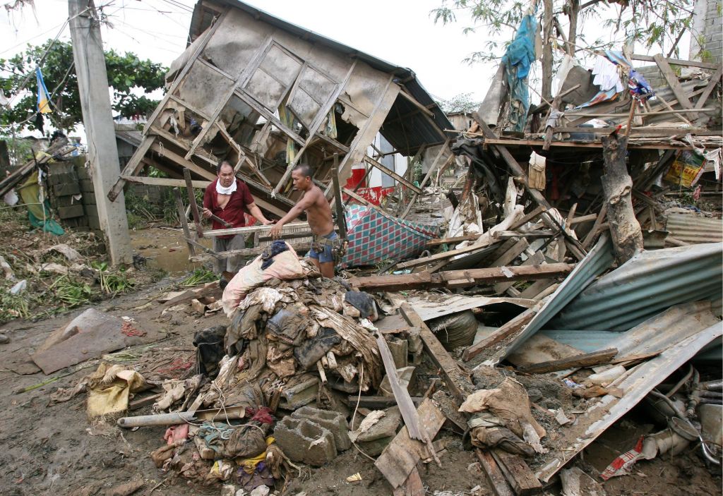 FOTO: Poplave v Manili vzele že 240 življenj