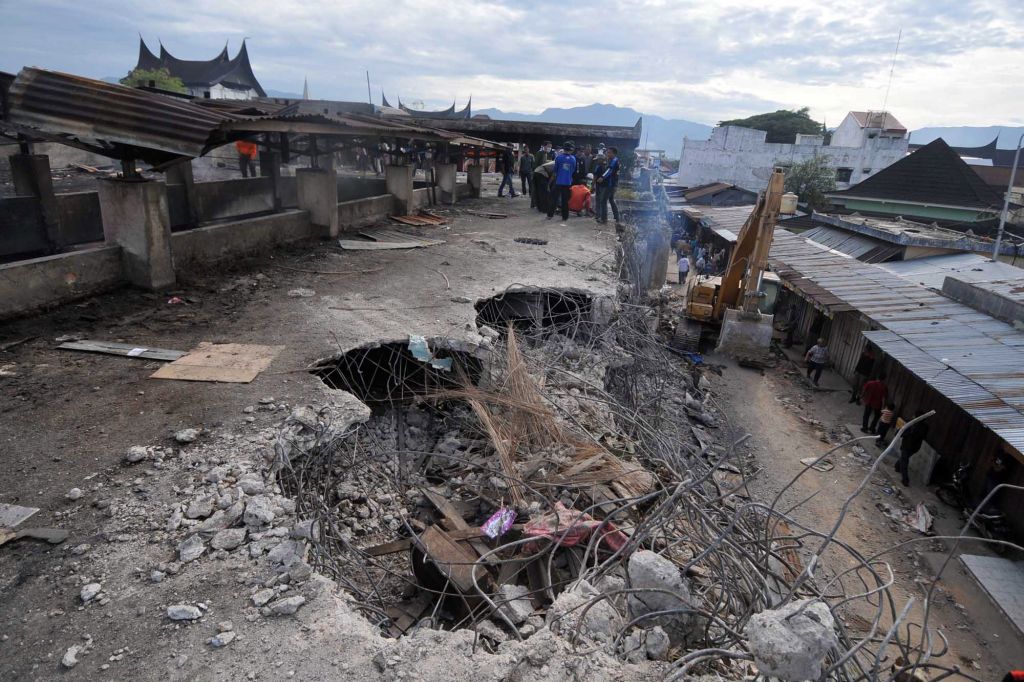 V Indoneziji pod ruševinami še 4000 ljudi