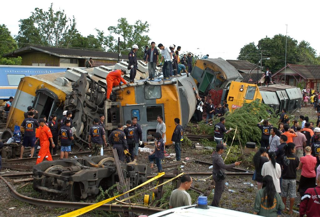 FOTO: V iztirjenju vlaka umrlo več ljudi
