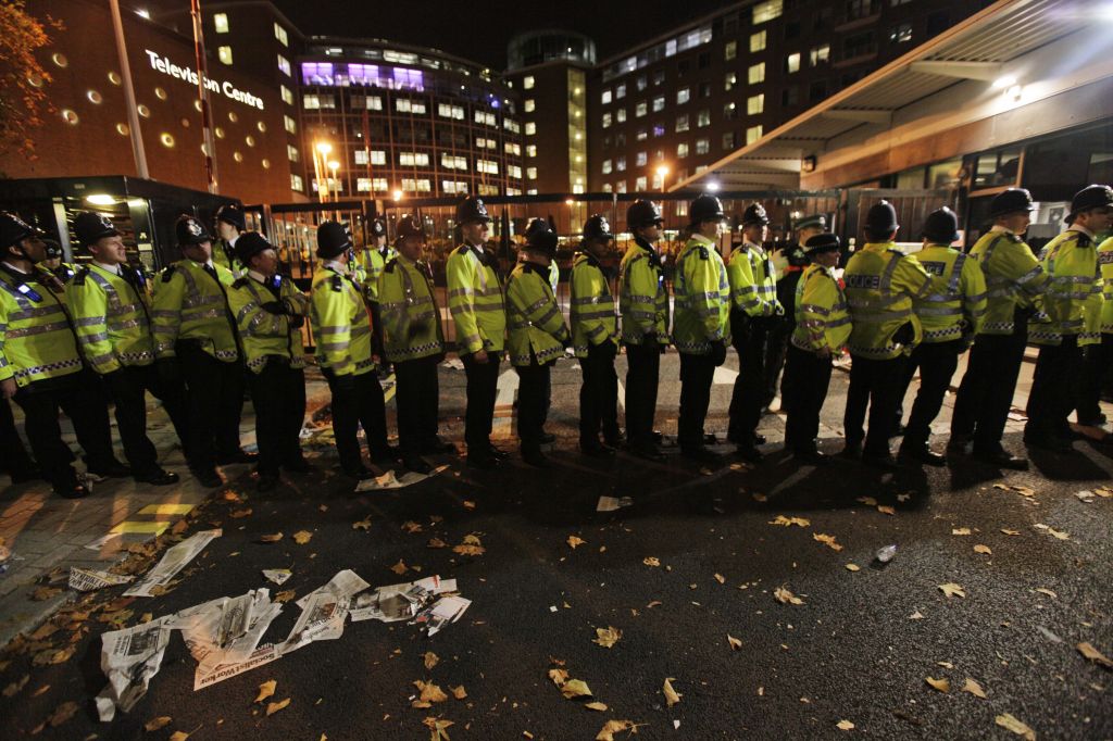 FOTO: Jezni protestniki pred britansko televizijo