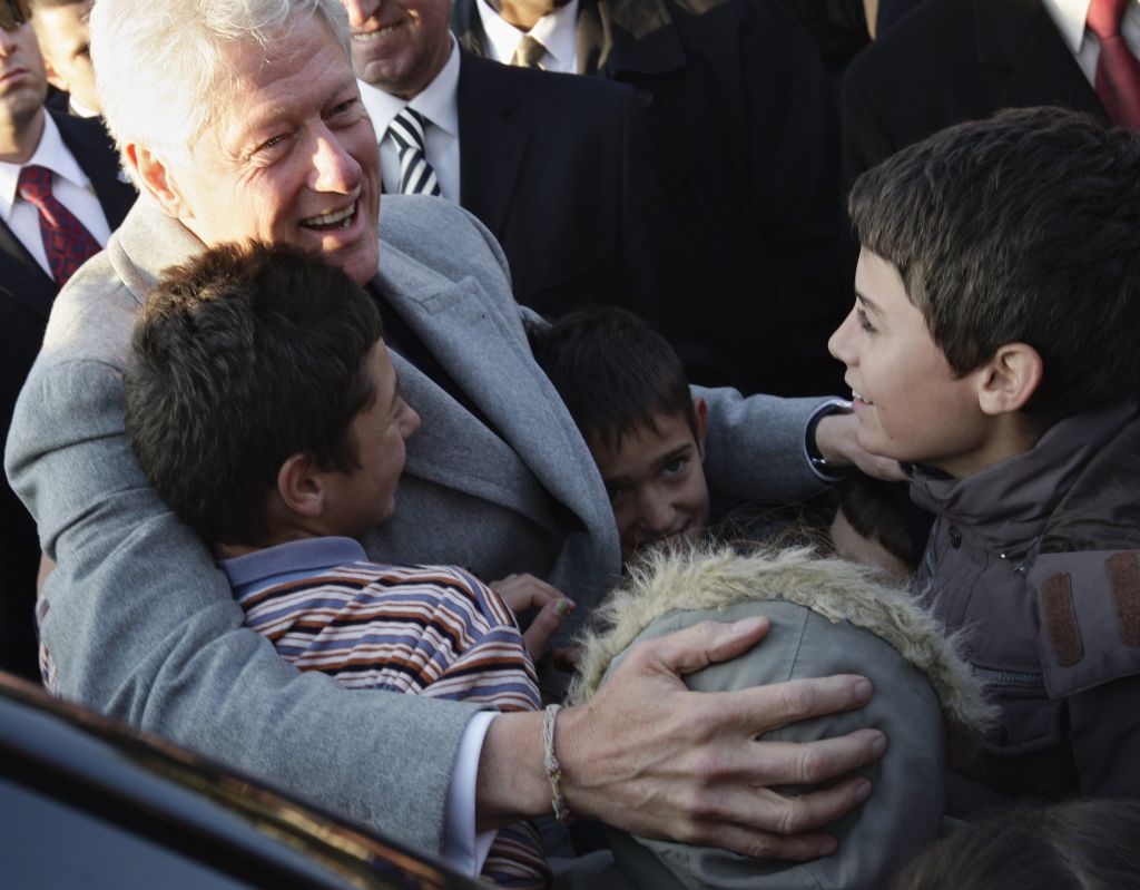 FOTO: Na Kosovu navdušeno sprejeli Clintona