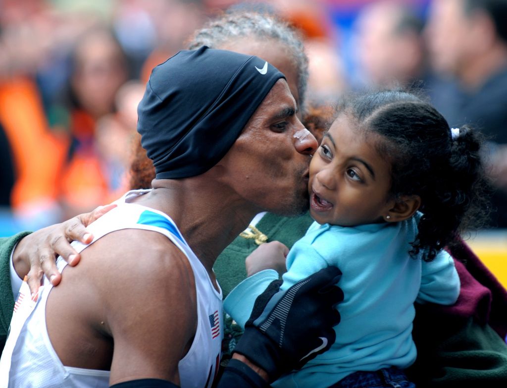 FOTO: V New Yorku po 27 letih slavil ameriški maratonec