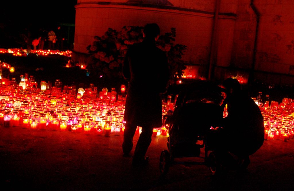 FOTO: 1. novembra se z obiskom grobov in prižigom sveč spomnimo mrtvih