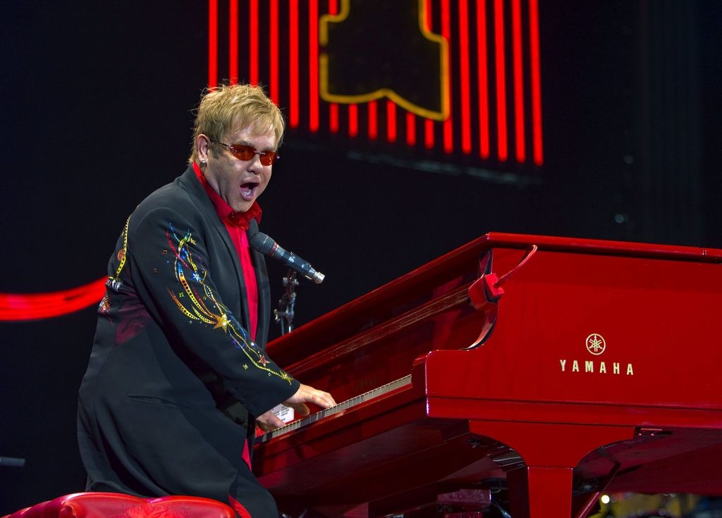 Elton John v bolnišnici