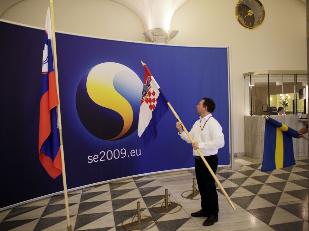 »SLS ima vse podpise opozicijskih poslancev za referendum«