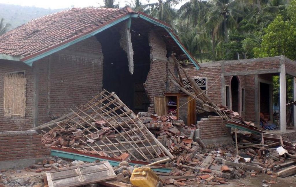 FOTO: V potresu življenje izgubila dva človeka