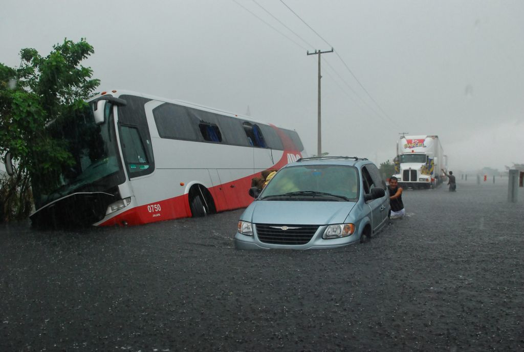 V Albaniji zaradi poplav umrli dve osebi