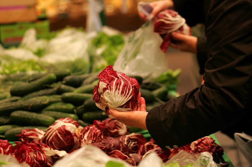 Zveza potrošnikov bo dvojno kakovost živil preverjala do 30. junija