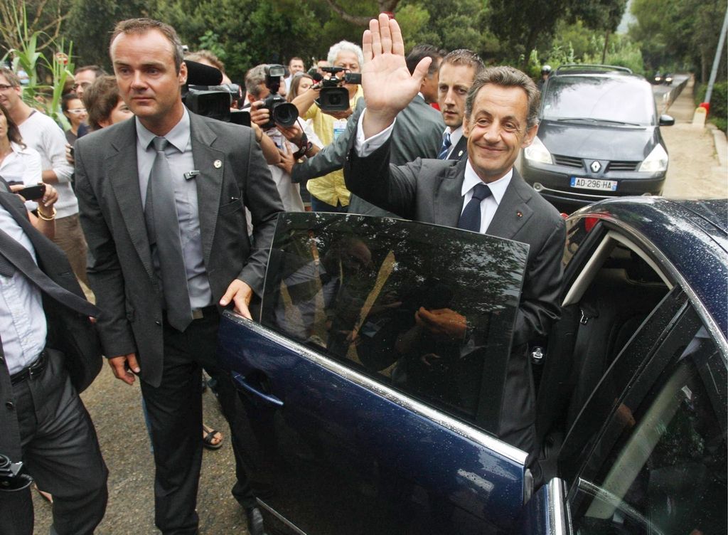Sarkozy z dopusta na vroča tla