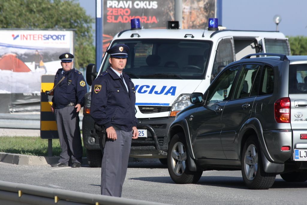 Oborožen rop po&scaron;te na Črnem Kalu