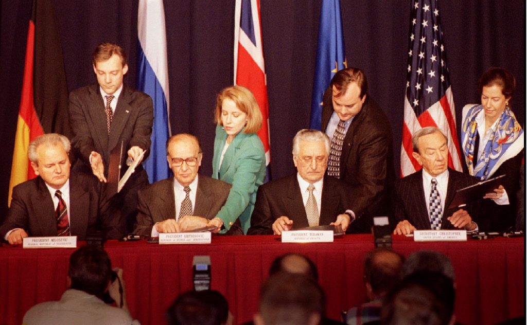 Daytonski sporazum končal vojno  in Bosni nadel prisilni jopič
