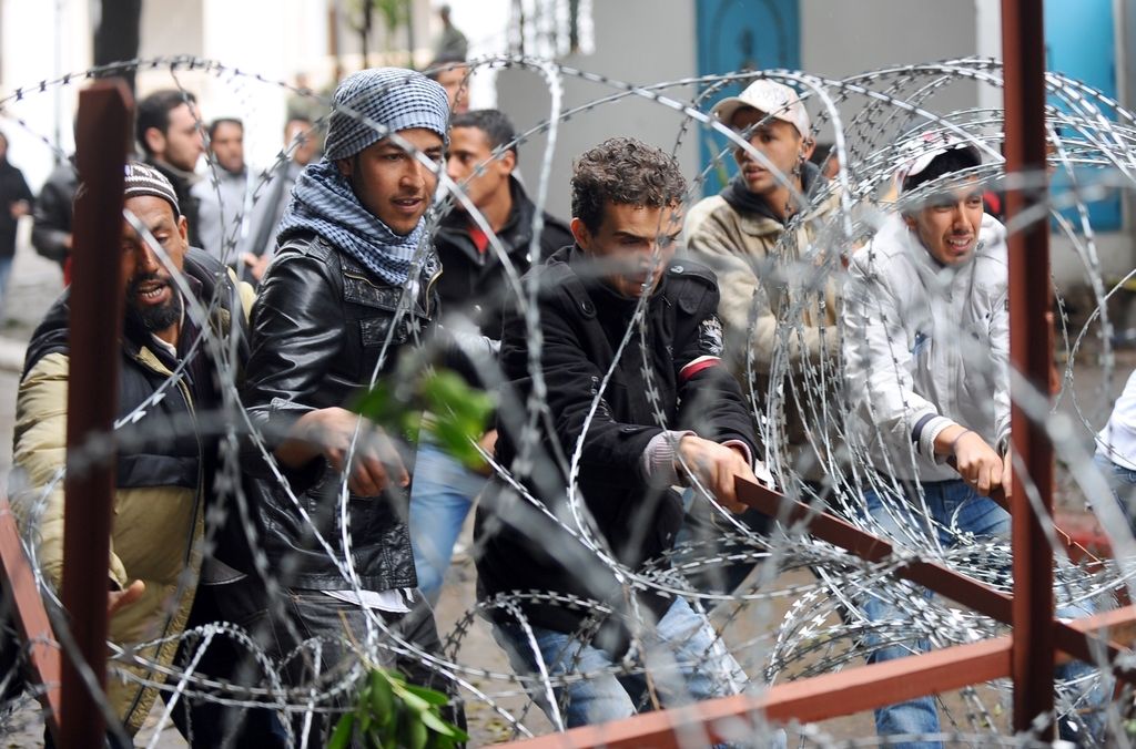 V Tuniziji podaljšali izredno stanje in ukinili policijsko uro