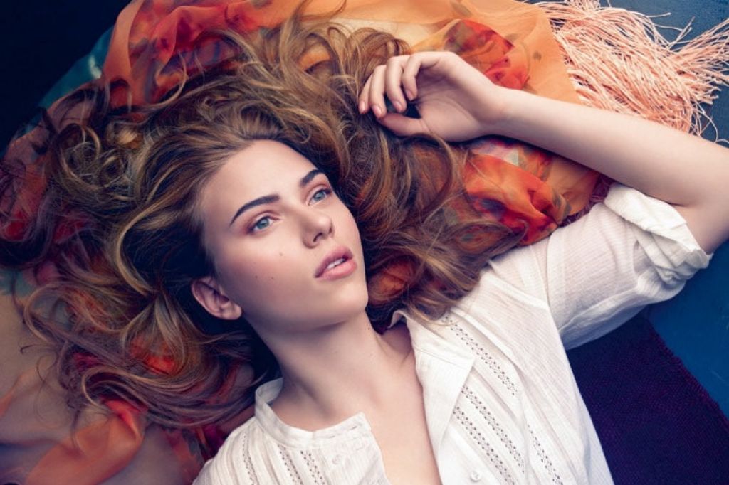 Gola Scarlett na spletu: hekerje že odkrili