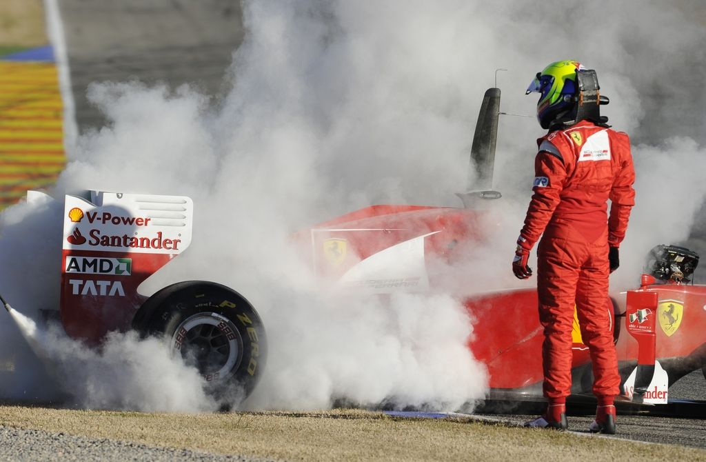 Massin dirkalnik po nekaj krogih zajel požar, najhitrejši Kubica