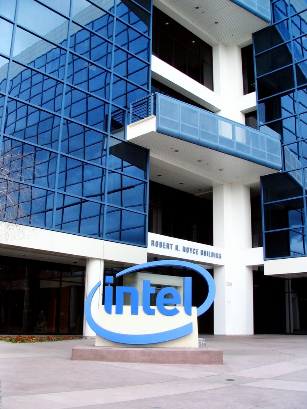 Intel predstavil konkurenco standardu usb