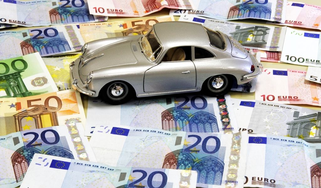 Povprečna decembrska neto plača je znašala 989 evrov