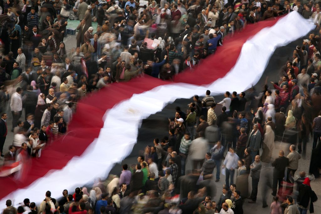 Mubarak napoveduje postopni prenos oblasti, protestniki vztrajajo