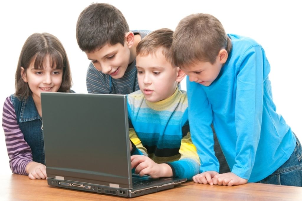 Vsak osmi otrok na spletu laže o svojih letih