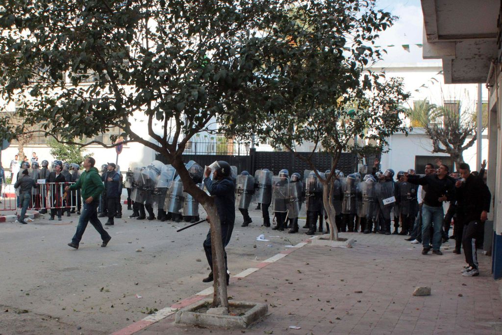 Alžirija: Opozicija vztraja, režim miri