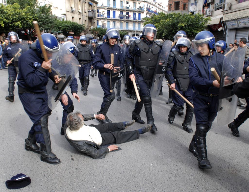 Policija razgnala protestnike v Alžiru