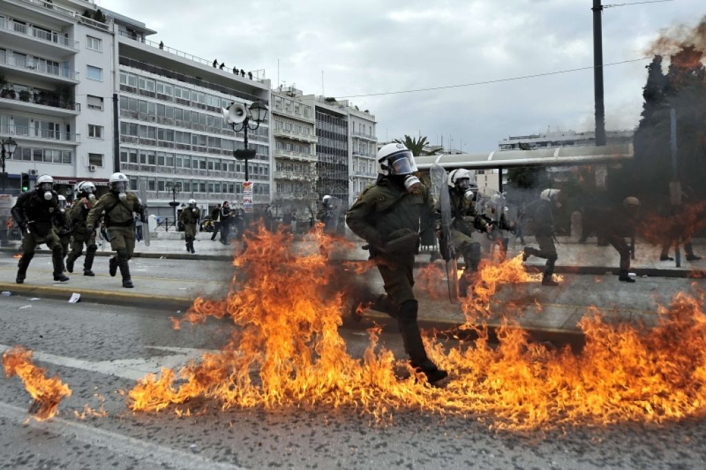 Grčija: gorijo tudi policisti