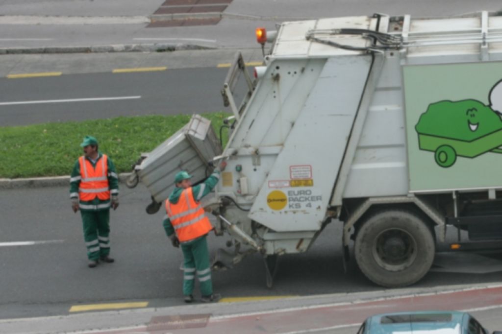 Pri pobiranju smeti padel na cesto