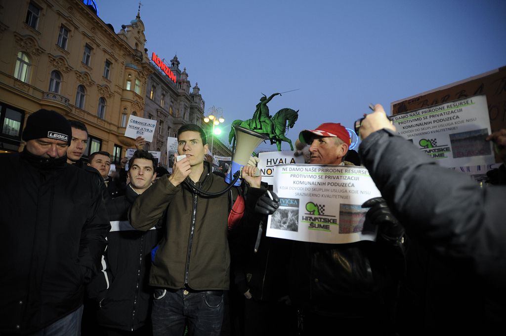 Pred sedežem HDZ nekaj sto protestnikov