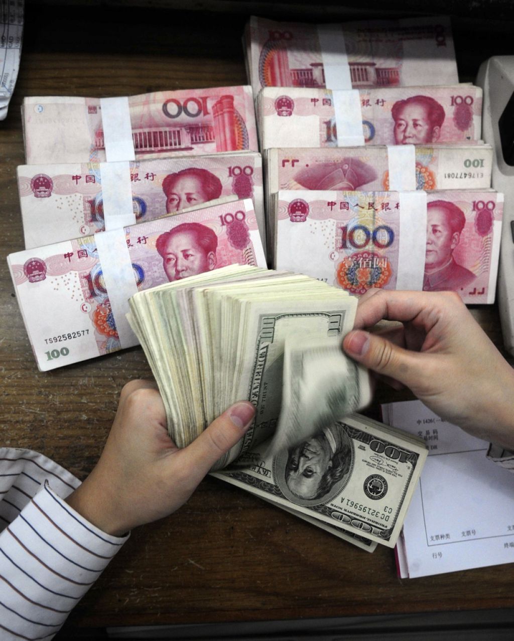 Kitajska napada prevlado dolarja v mednarodni trgovini