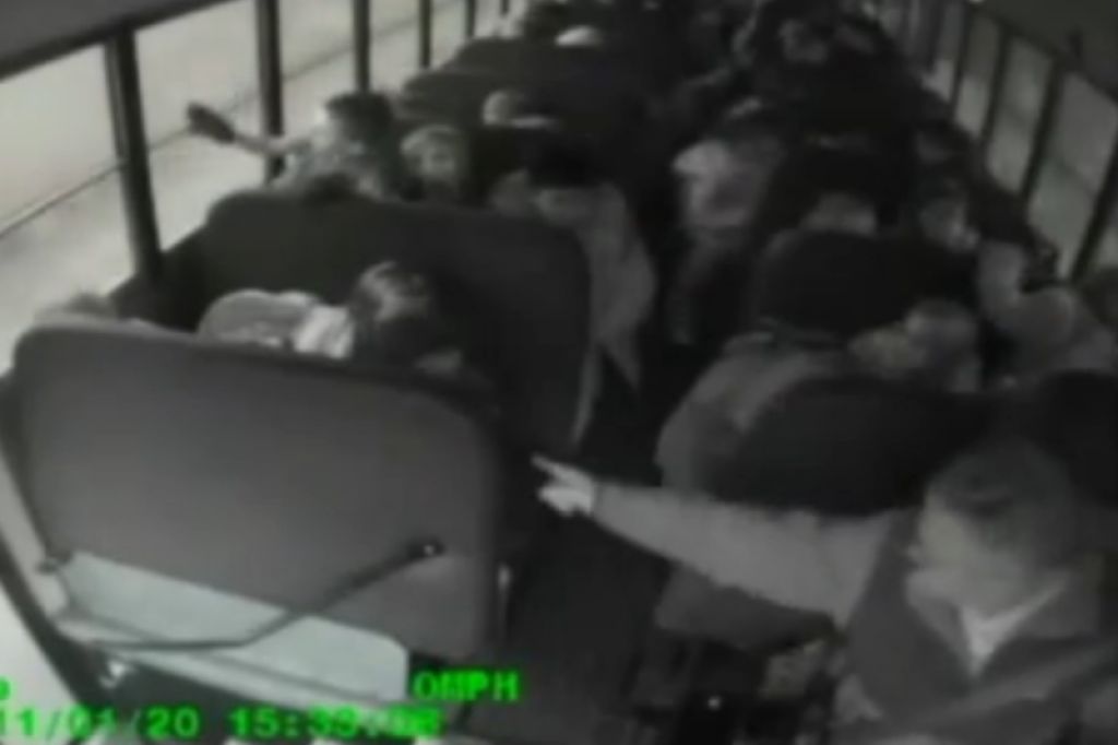 Voznik šolskega avtobusa napadel šestletnico
