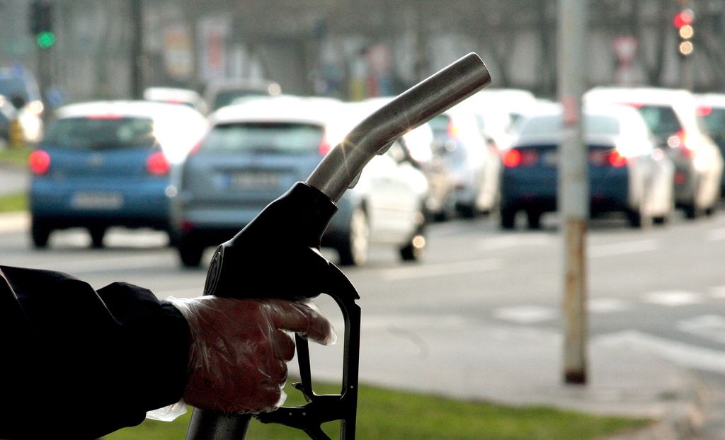 Z znižanjem trošarin vlada preprečila podražitev pogonskih goriv