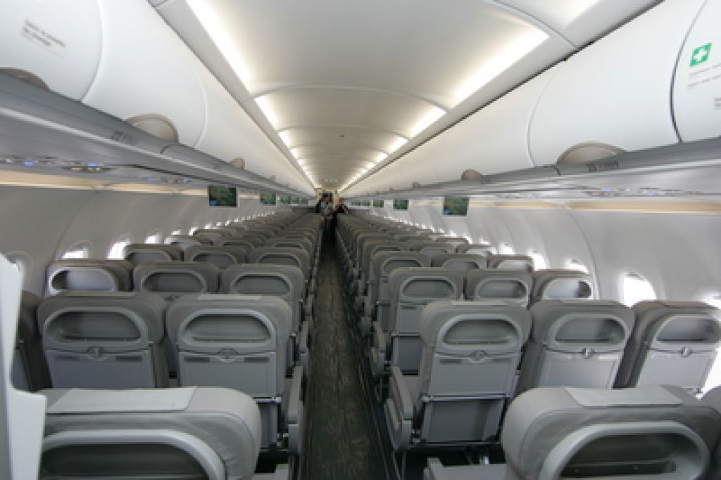 Letalske družbe služijo s prodajo udobnih sedežev