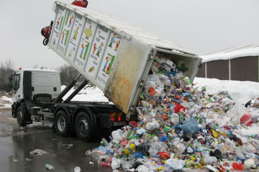 Slovenec na leto proizvede skoraj pol tone odpadkov