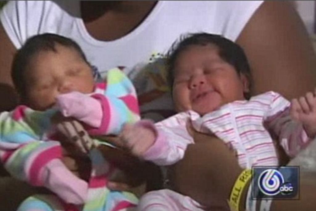 Dvojčici rodili isti dan v isti bolnišnici