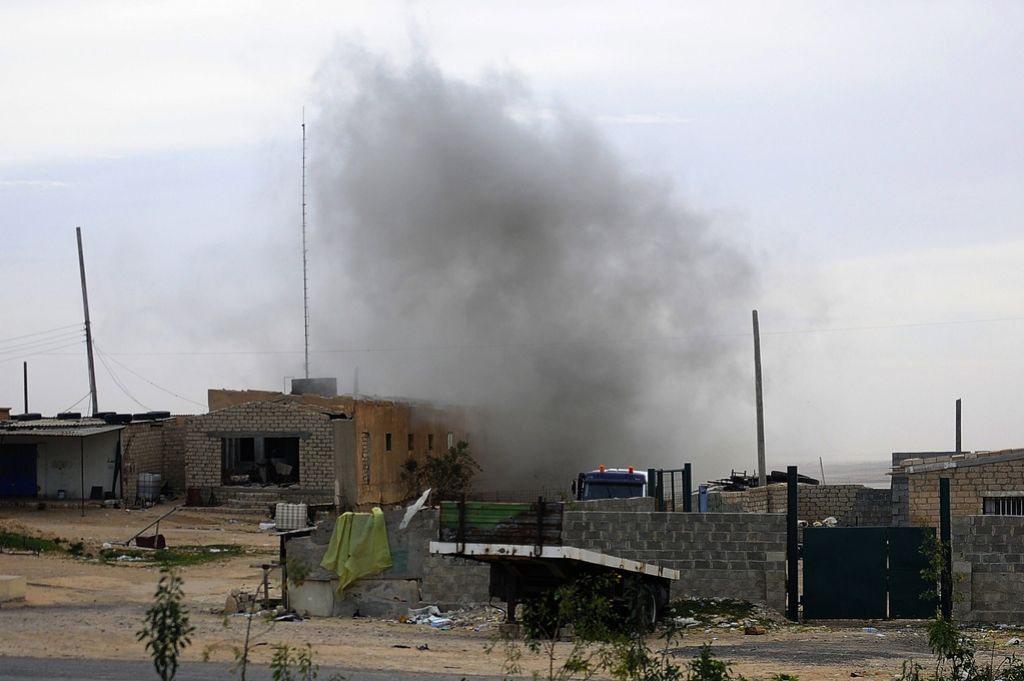 Libijske upornike izrinili iz še enega mesta 