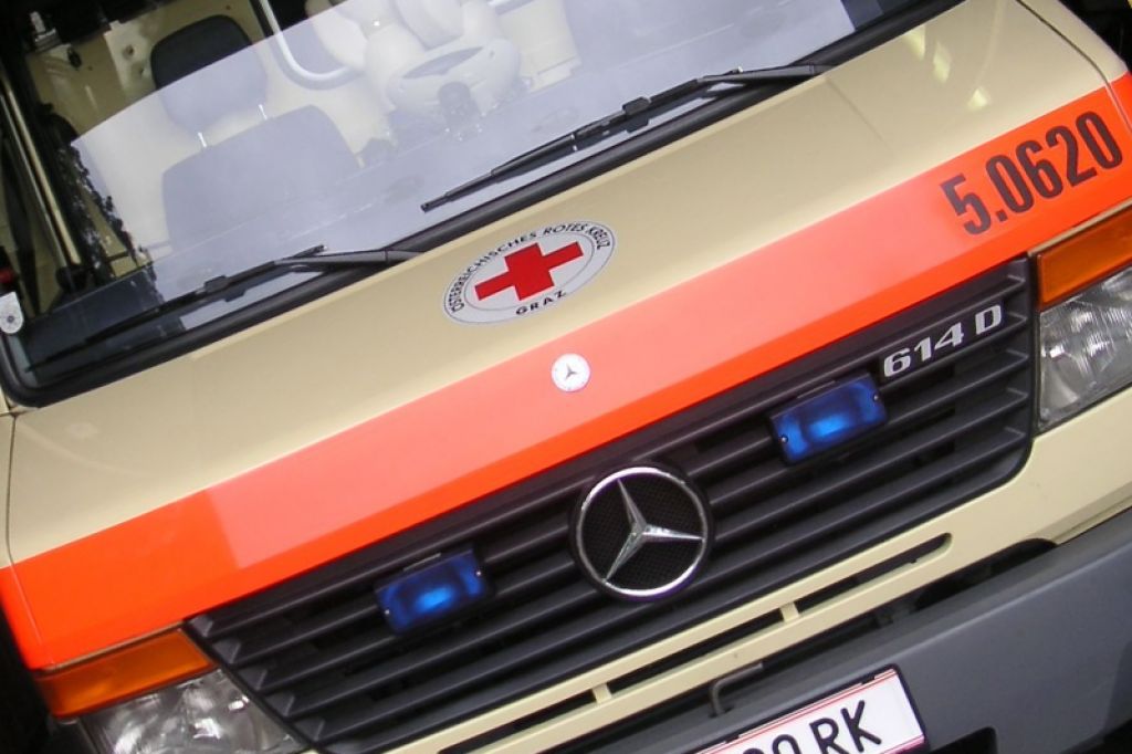 Vlak pri Škofljici trčil v tovornjak in se iztiril, 15 ljudi poškodovanih