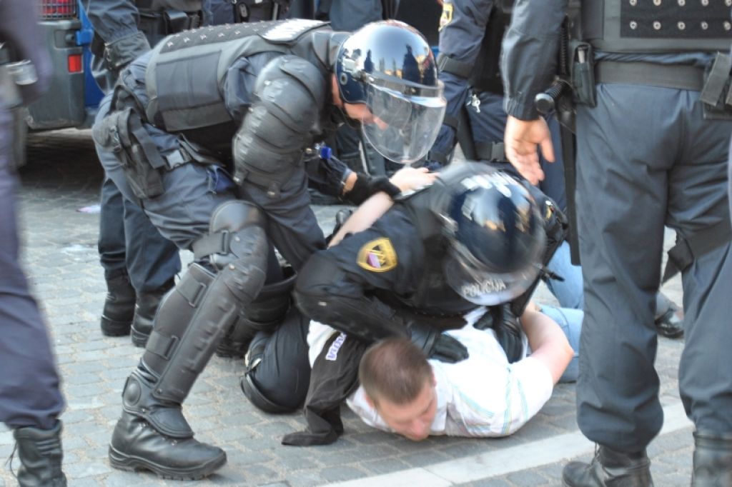 Dež pregnal policiste in vojake – ugrabitev letala danes odpade